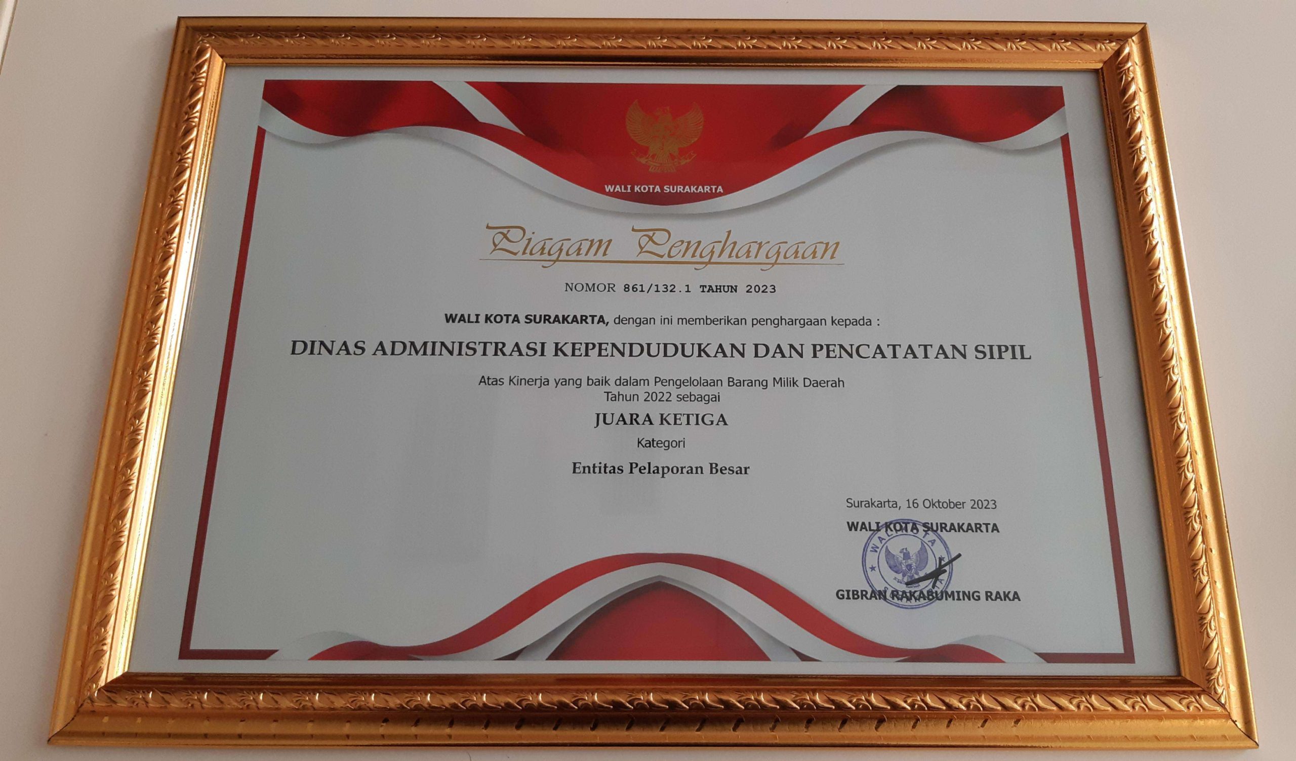 Piagam Penghargaan Juara 3 Pengelolaan BMD Entitas Pelaporan Besar Tingkat Kota Piagam Penghargaan Juara 3 Pengelolaan BMD Entitas Pelaporan Besar Tingkat Kota