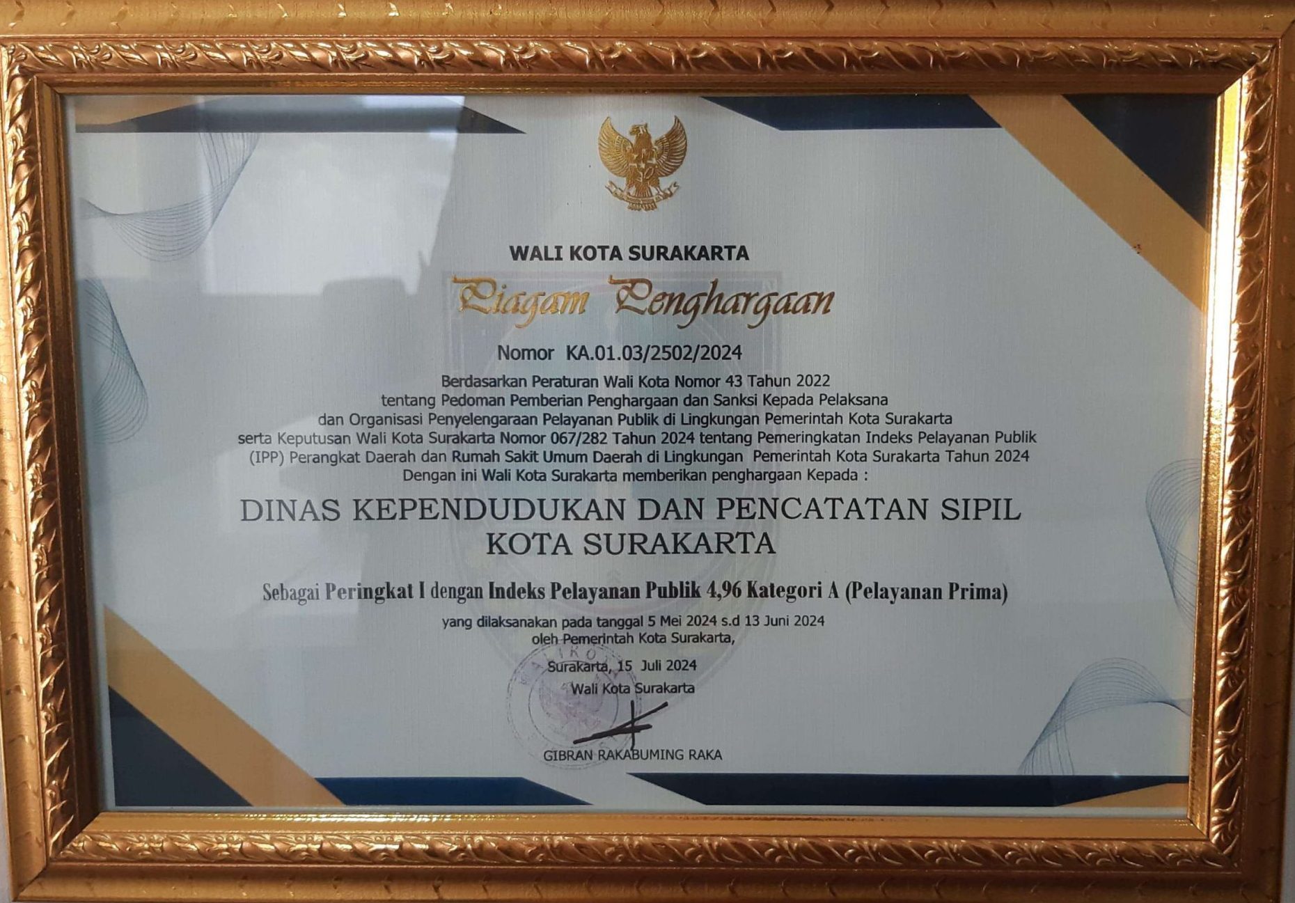 Piagam Penghargaan Peringkat I dengan Indeks Pelayanan Publik 4,96 Kategori A (Pelayanan Prima) Tingkat Walikota Piagam Penghargaan Peringkat I dengan Indeks Pelayanan Publik 4,96 Kategori A (Pelayanan Prima) Tingkat Walikota