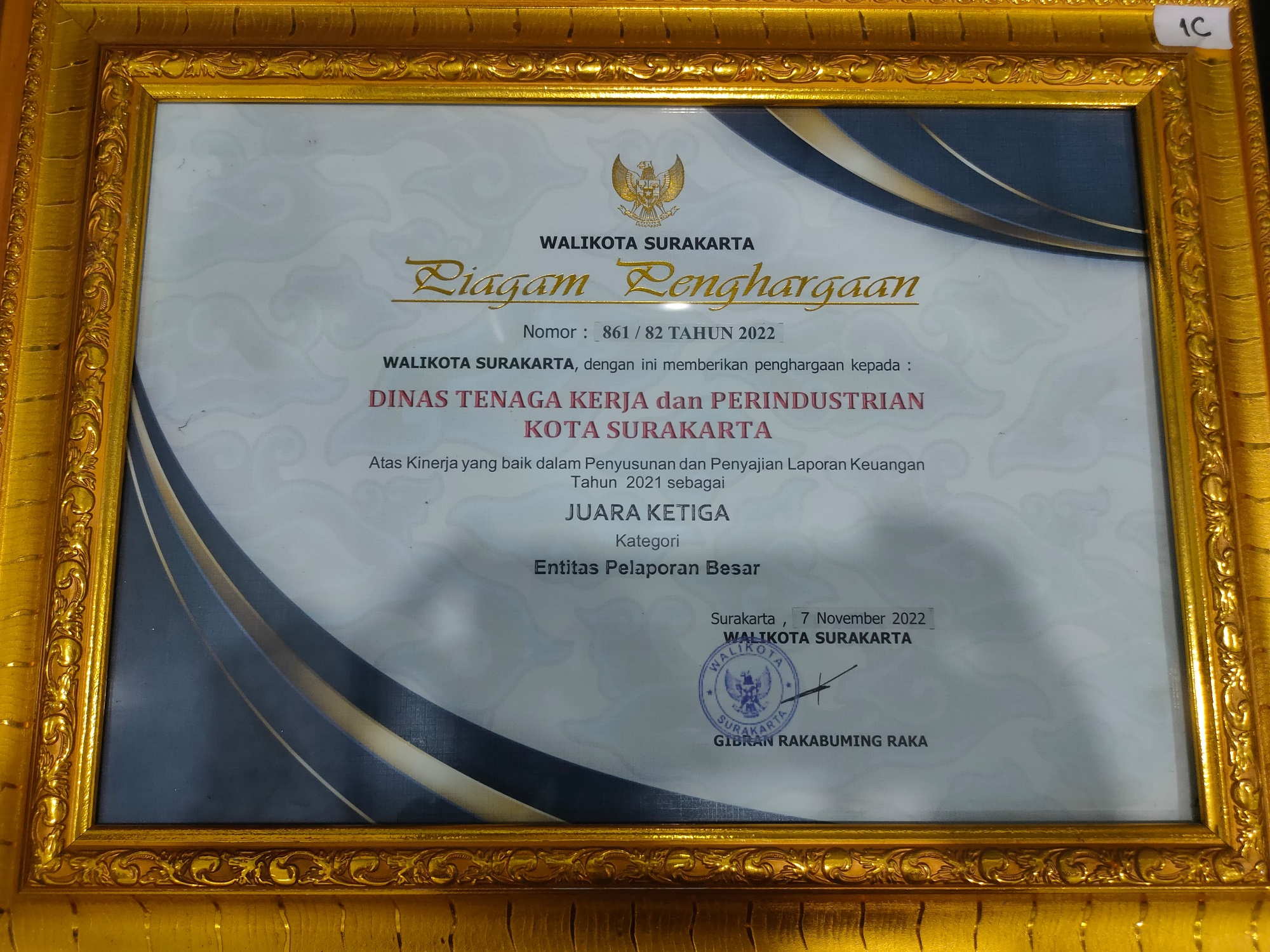 Piagam Penghargaan Atas Kinerja Yang Baik Dalam Penyusunan dan Penyajian Laporan Keuangan Tahun 2021 Sebagai Juara Ke III Piagam Penghargaan Atas Kinerja Yang Baik Dalam Penyusunan dan Penyajian Laporan Keuangan Tahun 2021 Sebagai Juara Ke III